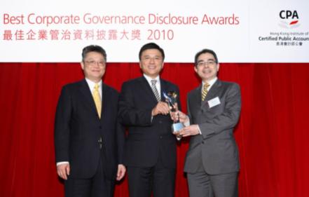 Mr. Edmond Ho (right), Managing Director of Transport International Holdings Limited, received the Platinum Award in the 2010 Best Corporate Governance Disclosure Awards from Professor K C Chan, SBS, JP, Secretary for Financial Services and the Treasury